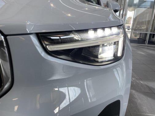 2025 Volvo XC40 B5 Plus Bright Theme