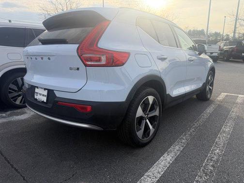 2025 Volvo XC40 B5 Plus Bright Theme