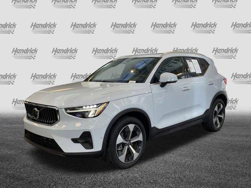 2025 Volvo XC40 B5 Plus Bright Theme