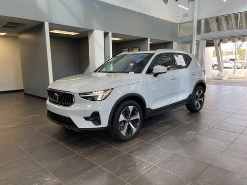 2025 Volvo XC40 B5 Plus Bright Theme