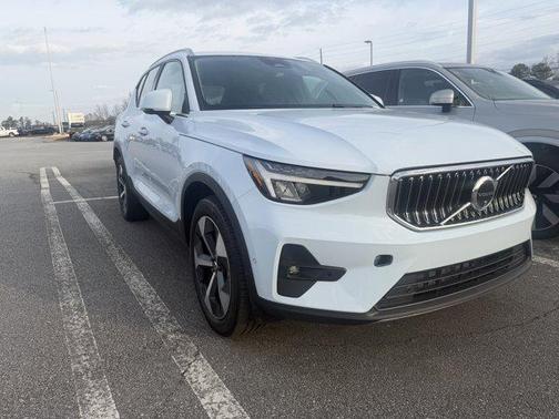 2025 Volvo XC40 B5 Plus Bright Theme
