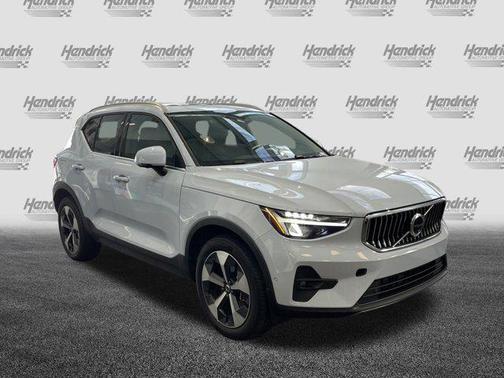 2025 Volvo XC40 B5 Plus Bright Theme