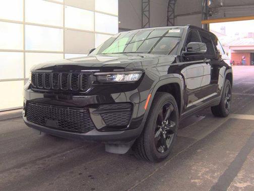 Diamond Black Crystal Pearlcoat 2024 Jeep Grand Cherokee Altitude