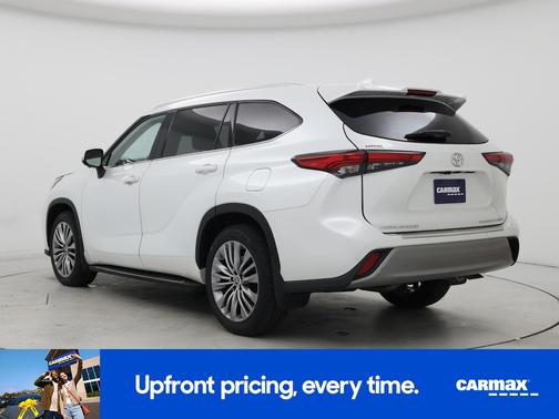 White 2023 Toyota Highlander Platinum