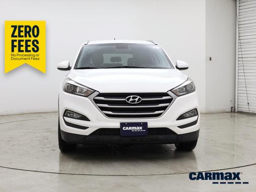 White 2017 Hyundai TUCSON SE