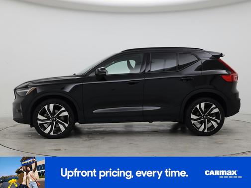 2023 Volvo XC40 B5 Plus Dark Theme