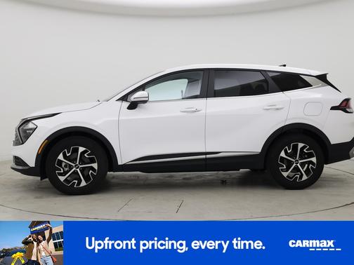 White 2023 Kia Sportage EX