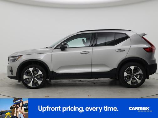 2023 Volvo XC40 B5 Plus Dark Theme