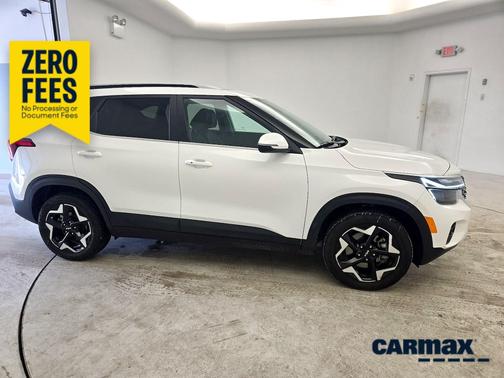 White 2024 Kia Seltos EX