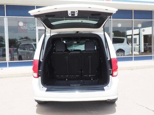 White 2017 Dodge Grand Caravan GT