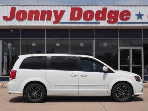 White 2017 Dodge Grand Caravan GT