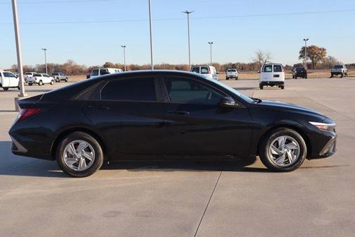 2024 Hyundai ELANTRA SE