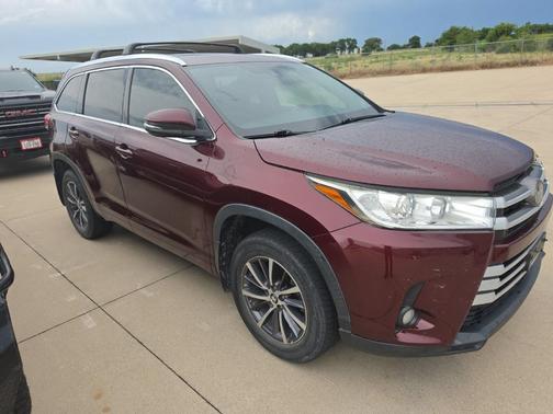 Red 2017 Toyota Highlander XLE