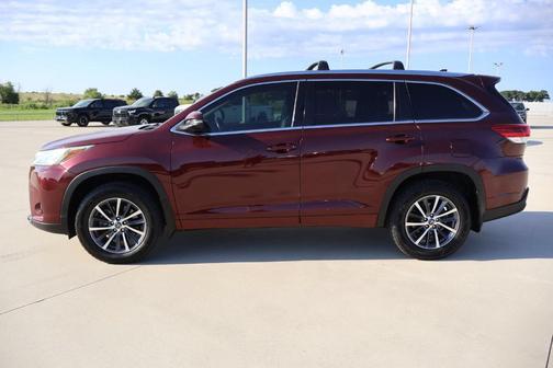 Red 2017 Toyota Highlander XLE