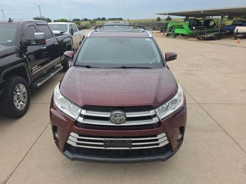 Red 2017 Toyota Highlander XLE