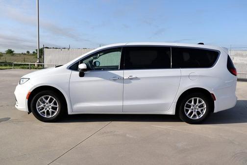 2023 Chrysler Pacifica Touring-L