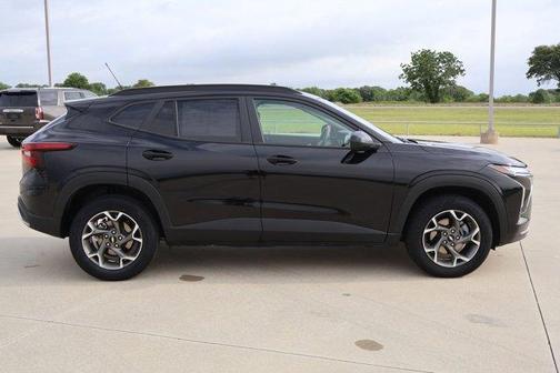 Mosaic Black Metallic 2025 Chevrolet Trax LT