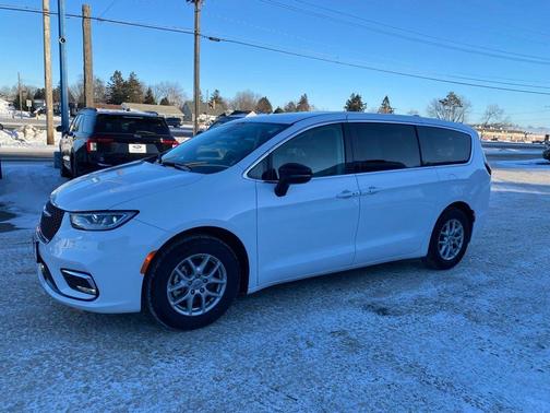 2023 Chrysler Voyager LX