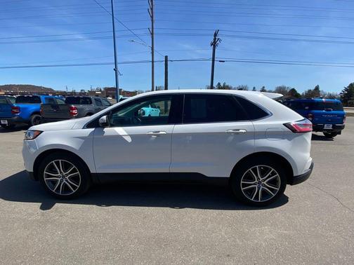 White Metallic 2022 Ford Edge Titanium