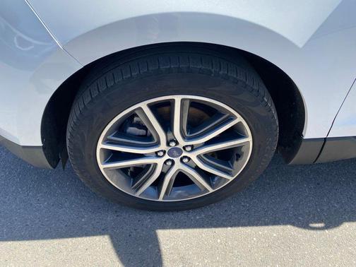 White Metallic 2022 Ford Edge Titanium