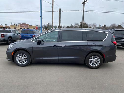 2023 Chrysler Pacifica Touring-L