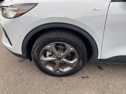 Silver Metallic 2025 Ford Escape ST-Line Select