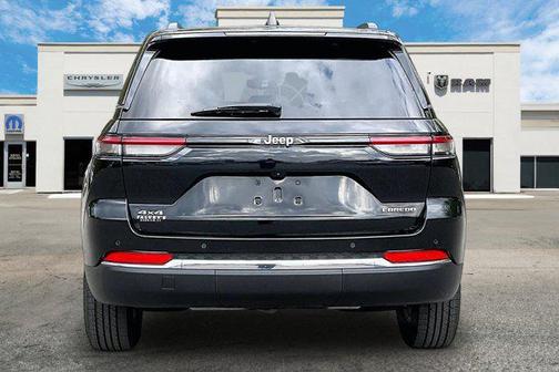 Diamond Black Crystal Pearlcoat 2023 Jeep Grand Cherokee Laredo