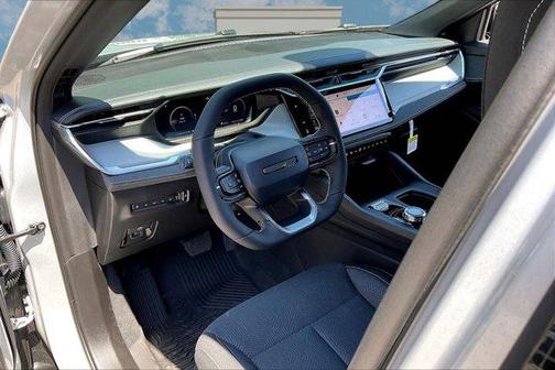 Silver Zynith Clearcoat 2026 Jeep Cherokee Laredo