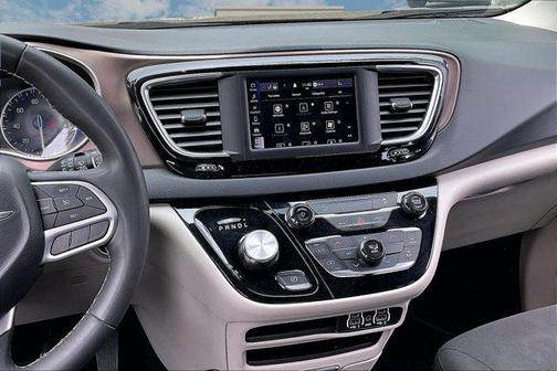 Brilliant Black Crystal Pearlcoat 2023 Chrysler Voyager LX