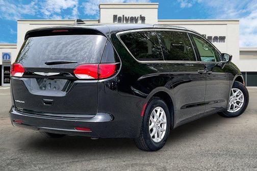 Brilliant Black Crystal Pearlcoat 2023 Chrysler Voyager LX