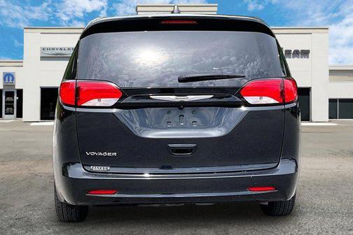 Brilliant Black Crystal Pearlcoat 2023 Chrysler Voyager LX