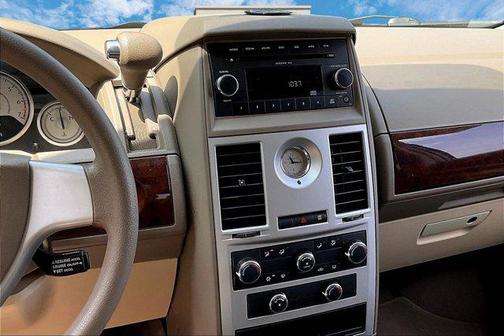 2010 Chrysler Town & Country LX