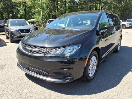 Brilliant Black Crystal Pearlcoat 2023 Chrysler Voyager LX