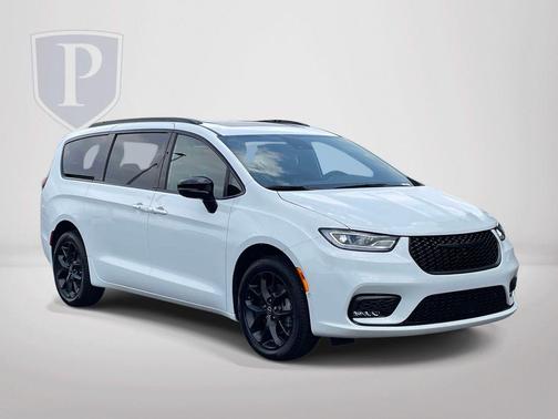 Bright White Clearcoat 2026 Chrysler Pacifica Limited