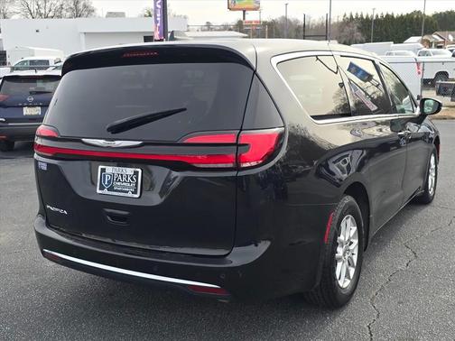 2023 Chrysler Pacifica Touring-L