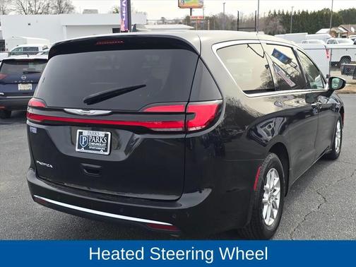 2023 Chrysler Pacifica Touring-L