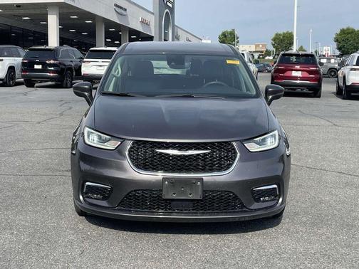 2023 Chrysler Pacifica Touring-L