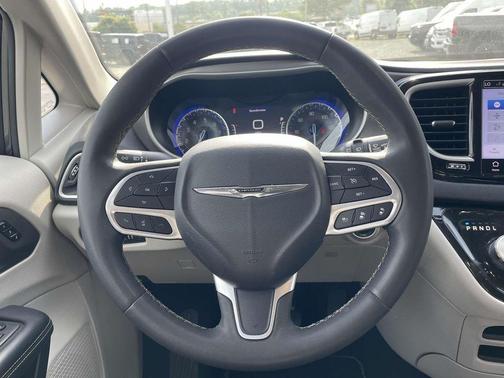 2023 Chrysler Pacifica Touring-L