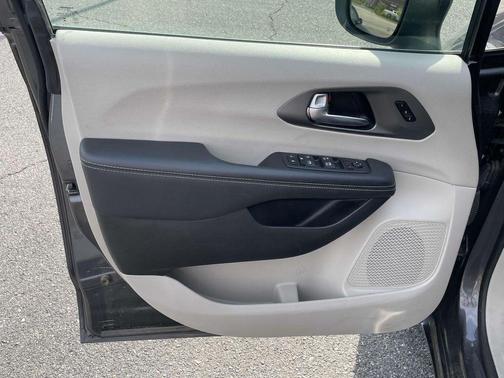 2023 Chrysler Pacifica Touring-L