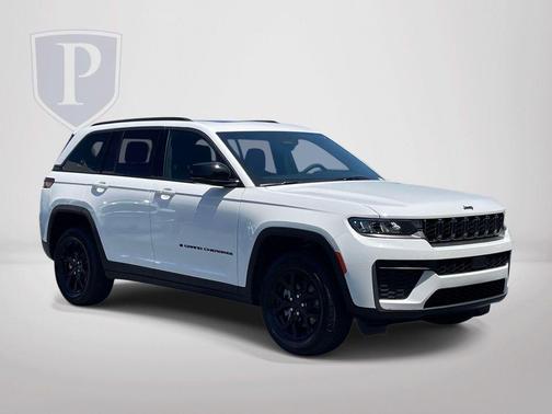 Bright White Clearcoat 2026 Jeep Grand Cherokee Laredo