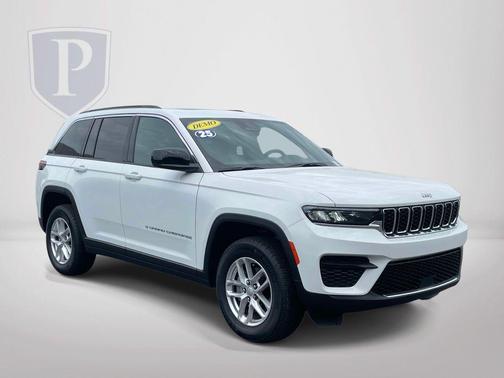 Bright White Clearcoat 2025 Jeep Grand Cherokee Laredo X