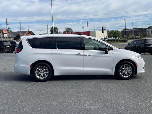 2024 Chrysler Pacifica Touring-L