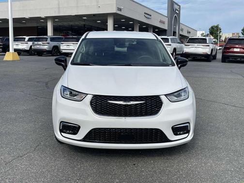 2024 Chrysler Pacifica Touring-L