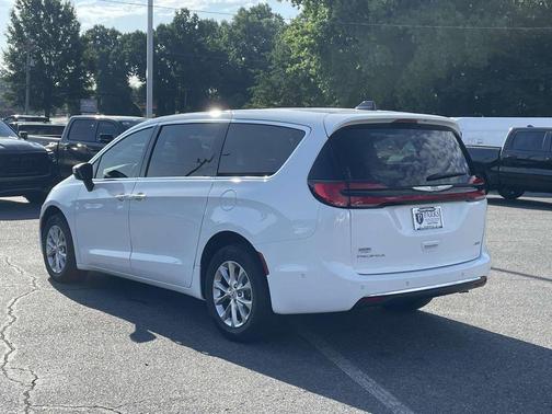 2023 Chrysler Pacifica Touring-L