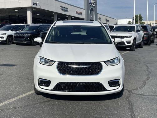 2023 Chrysler Pacifica Touring-L