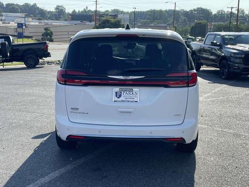 2023 Chrysler Pacifica Touring-L