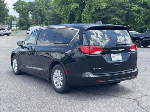 2023 Chrysler Voyager LX