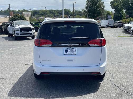 2025 Chrysler Voyager LX