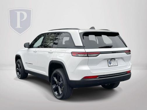 Bright White Clearcoat 2025 Jeep Grand Cherokee Laredo