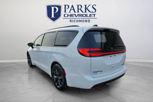 Bright White Clearcoat 2025 Chrysler Pacifica Limited